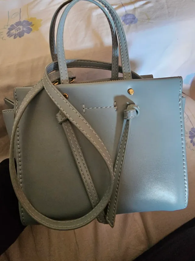 Bolso azul con asa y correa