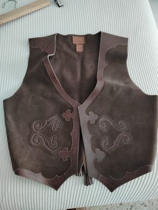 Chaleco de ante marrón con detalles