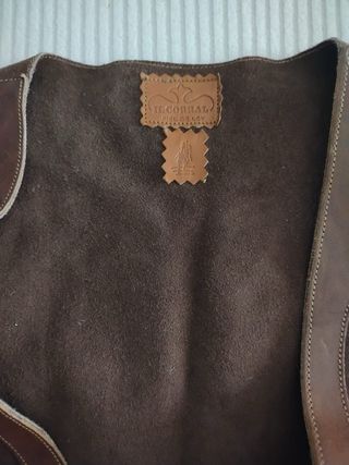 Chaleco de ante marrón con detalles