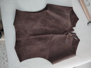 Chaleco de ante marrón con detalles