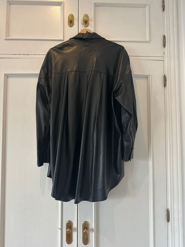 Sobrecamisa efecto piel Zara Talla única