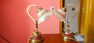 Pareja de lámparas de mesilla doradas y rojas.