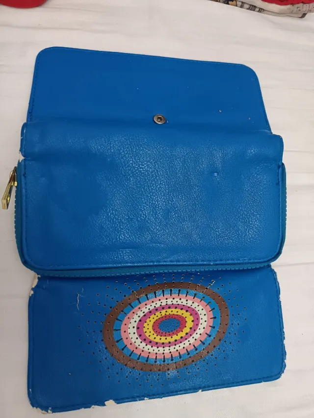 Cartera azul con diseño