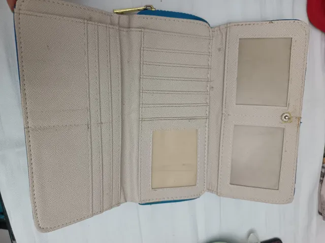 Cartera azul con diseño