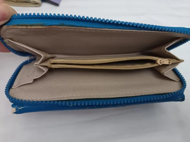 Cartera azul con diseño