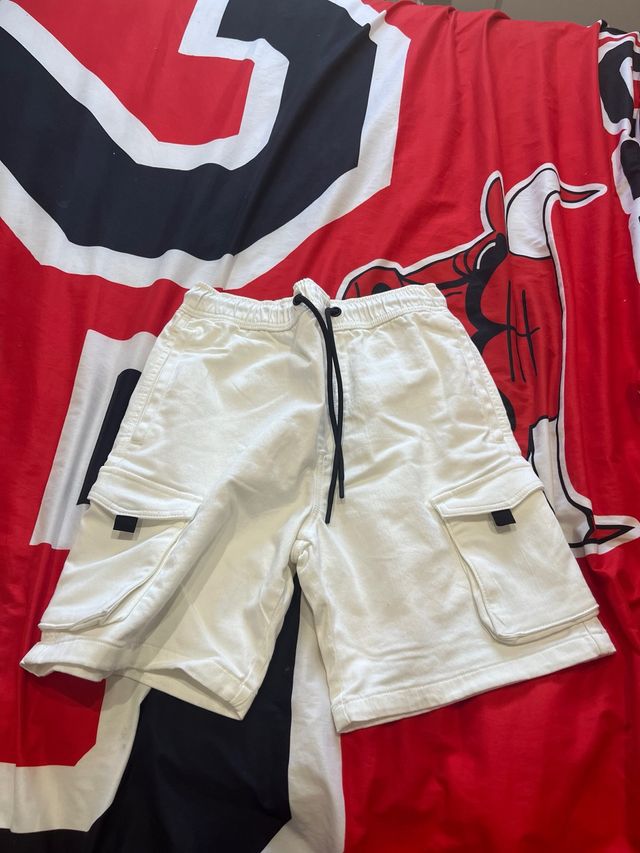 Bershka Pantalones Cargo Cortos Blancos