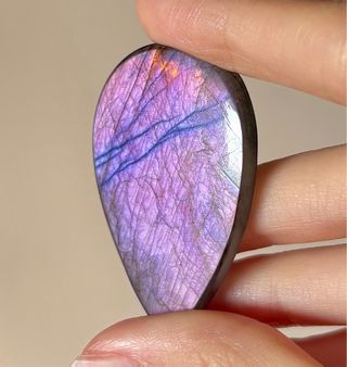 Labradorita morada, cabujón calidad
