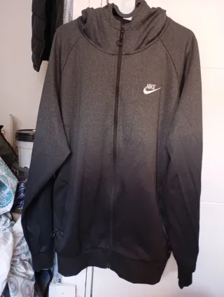 Chaqueta Nike cremallera gris y negra con capucha