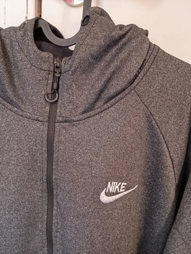 Chaqueta Nike cremallera gris y negra con capucha