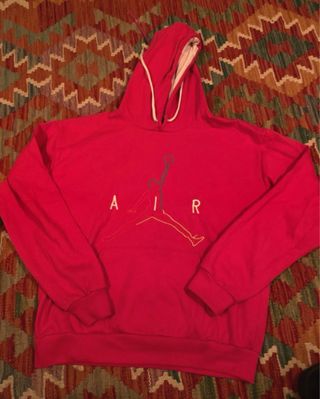 Sudaderas, camisetas y un pantalón de marca