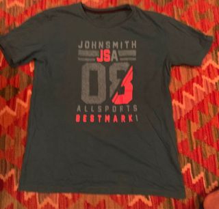 Sudaderas, camisetas y un pantalón de marca