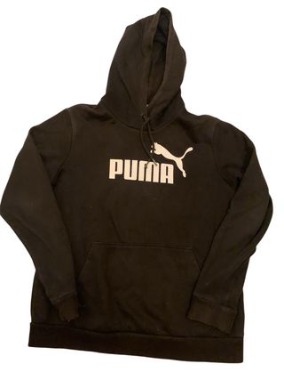 Sudaderas, camisetas y un pantalón de marca