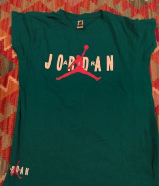 Sudaderas, camisetas y un pantalón de marca