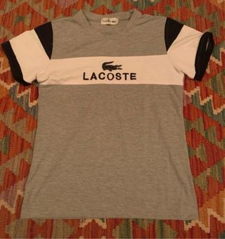 Sudaderas, camisetas y un pantalón de marca