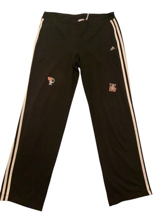 Sudaderas, camisetas y un pantalón de marca