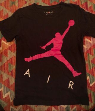 Sudaderas, camisetas y un pantalón de marca