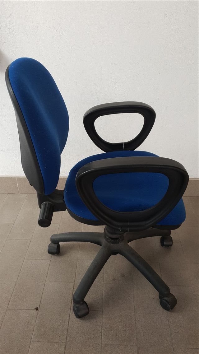 Poltroncina da ufficio blu e nera