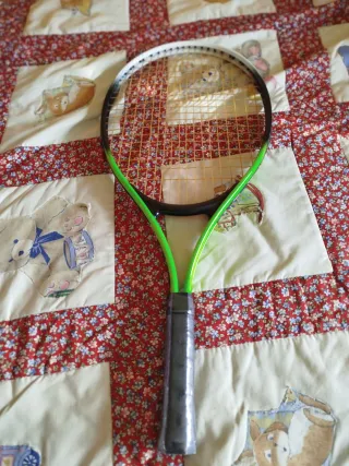 Raqueta de tenis verde y negra