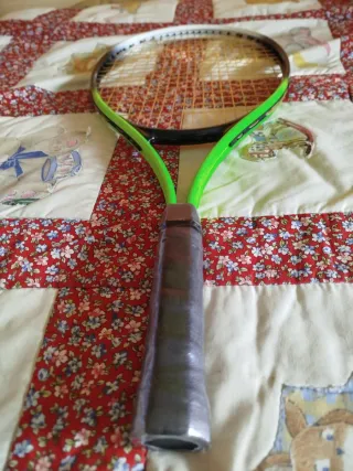Raqueta de tenis verde y negra