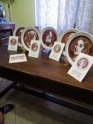 Serie piatti decorativi ceramica ritratti