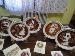 Serie piatti decorativi ceramica ritratti