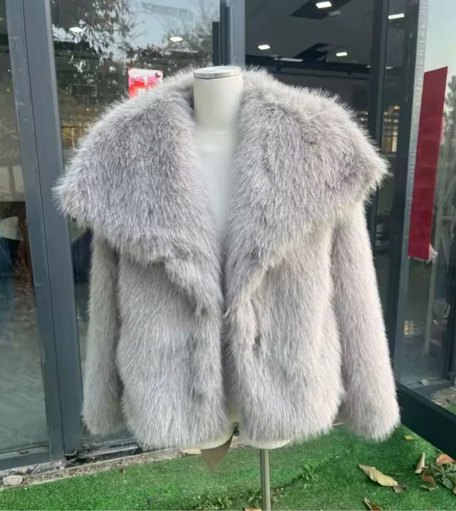 Abrigo de pelo sintético gris