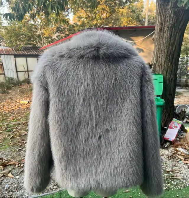 Abrigo de pelo sintético gris