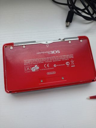 Nintendo 3DS Roja + Cargador y Lápiz