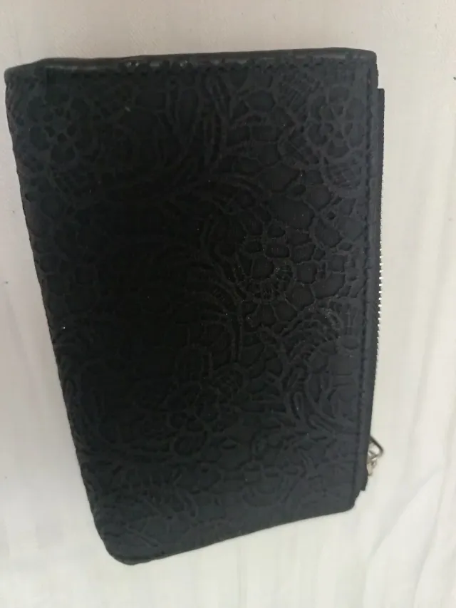 Monedero negro con encaje