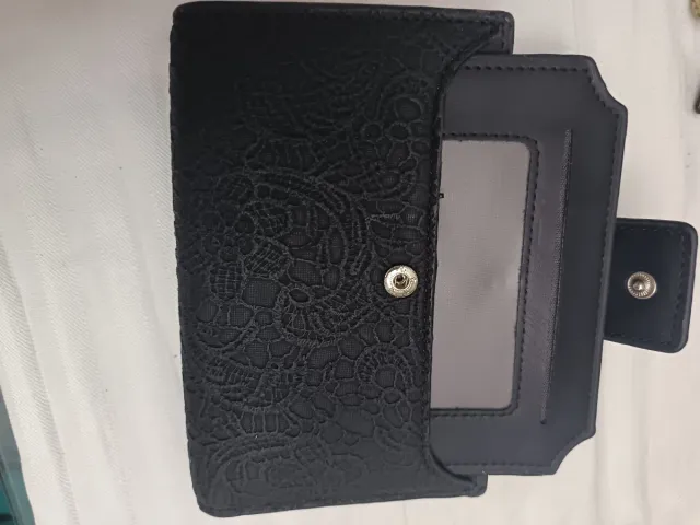 Monedero negro con encaje