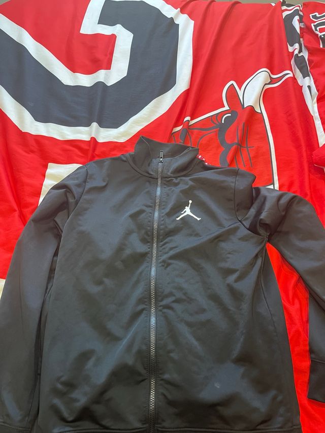 Chaqueta Jordan Negra con Logo Blanco