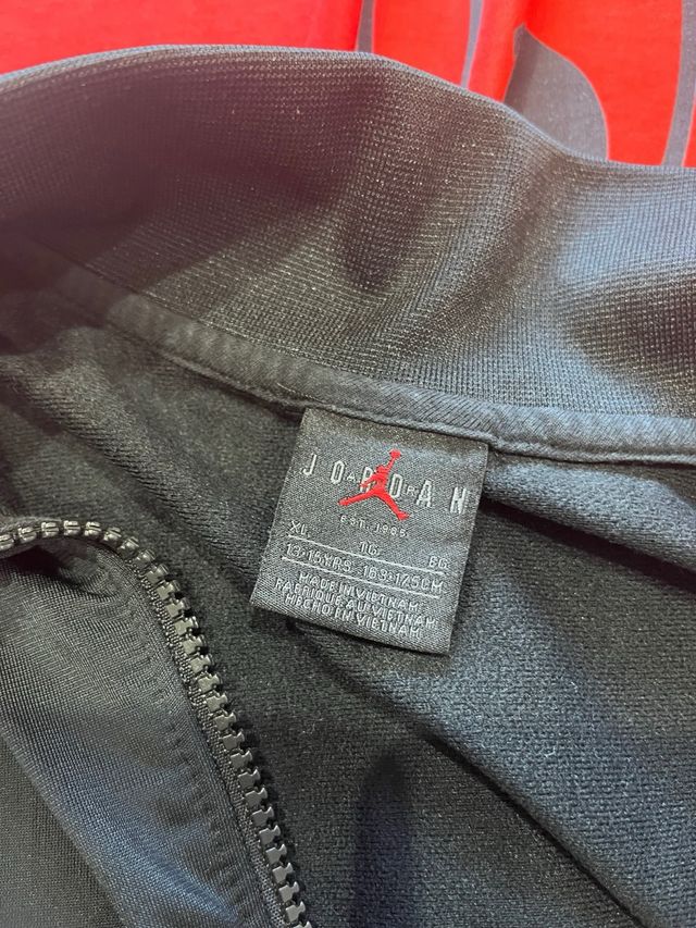 Chaqueta Jordan Negra con Logo Blanco