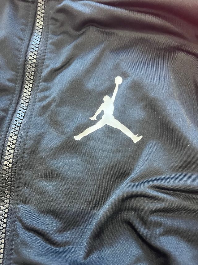 Chaqueta Jordan Negra con Logo Blanco