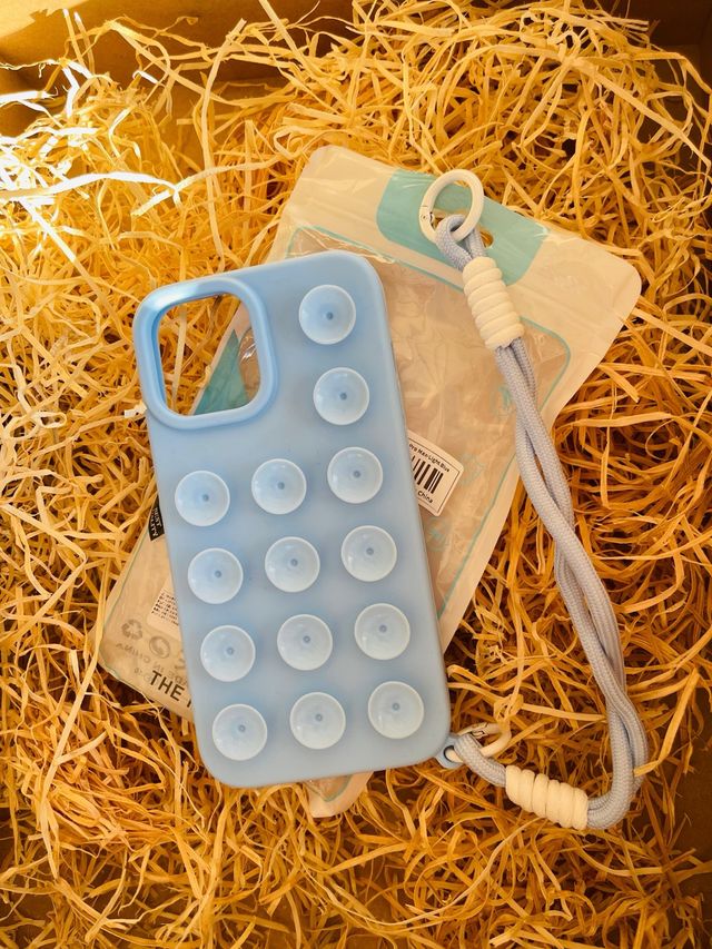Funda móvil azul con ventosas y cordón