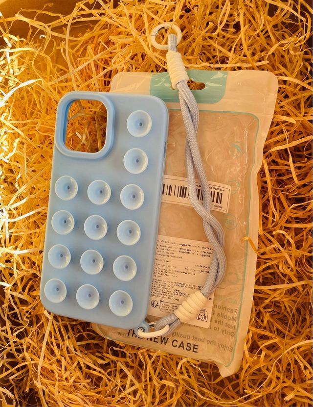 Funda móvil azul con ventosas y cordón