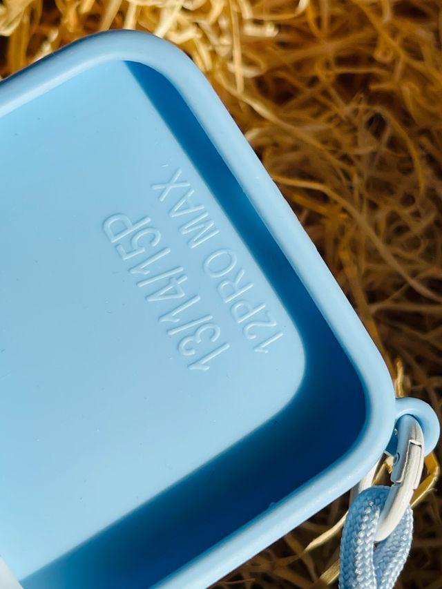 Funda móvil azul con ventosas y cordón