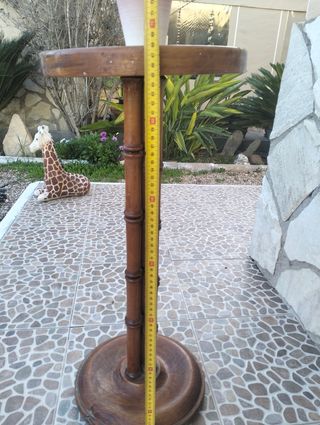 Antiguo pedestal de madera