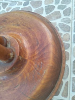 Antiguo pedestal de madera