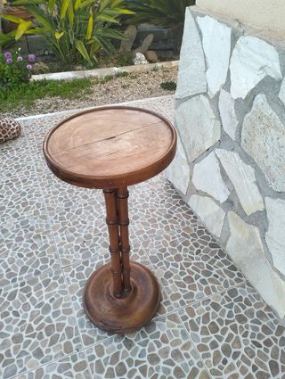 Antiguo pedestal de madera