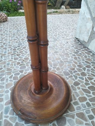 Antiguo pedestal de madera