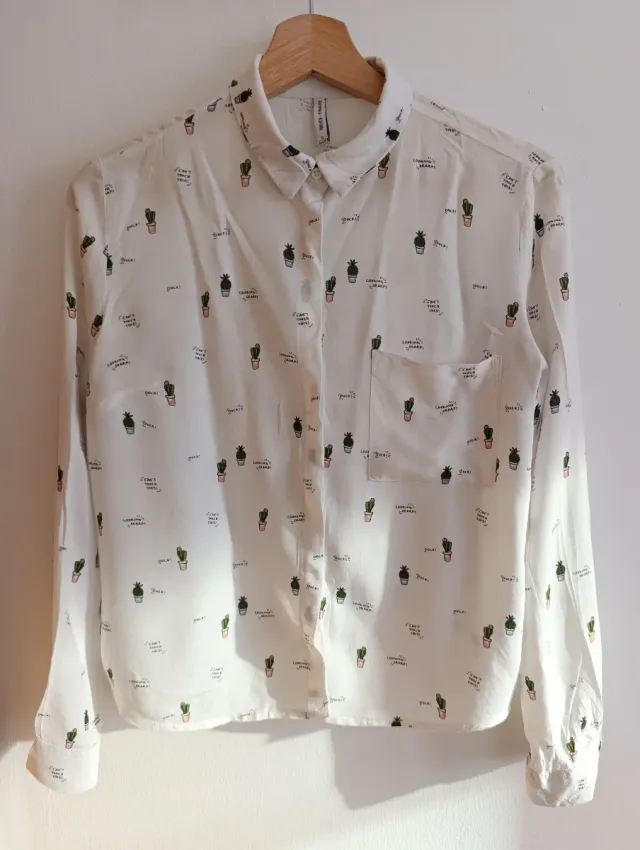 Camisa blanca con estampado de cactus