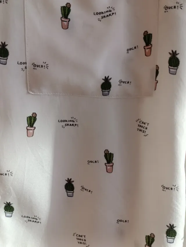 Camisa blanca con estampado de cactus