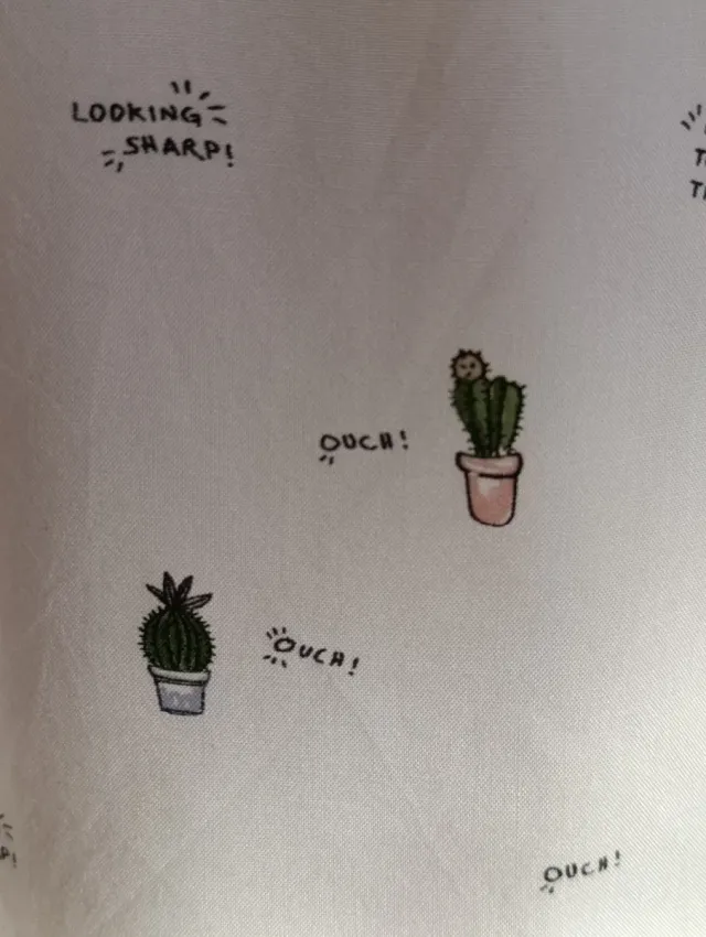 Camisa blanca con estampado de cactus