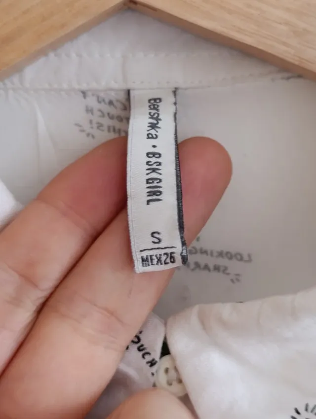 Camisa blanca con estampado de cactus