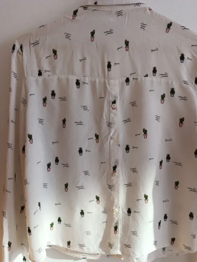 Camisa blanca con estampado de cactus