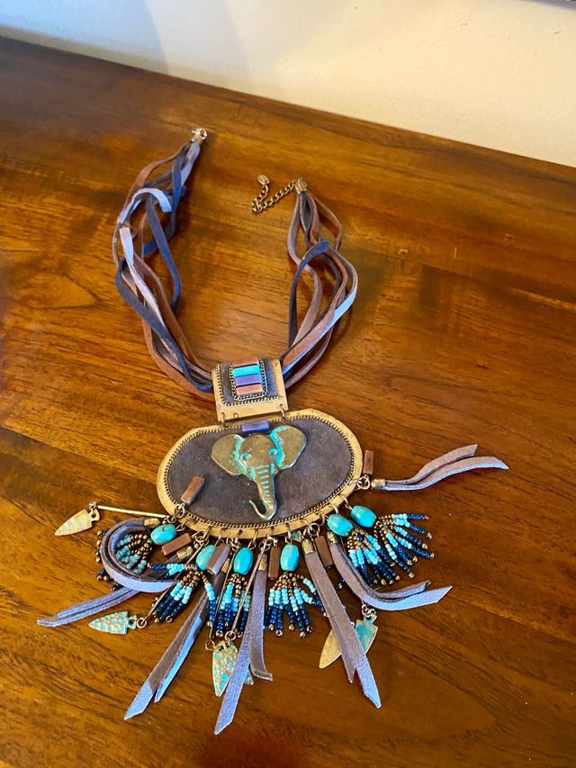 Collar estilo étnico con elefante