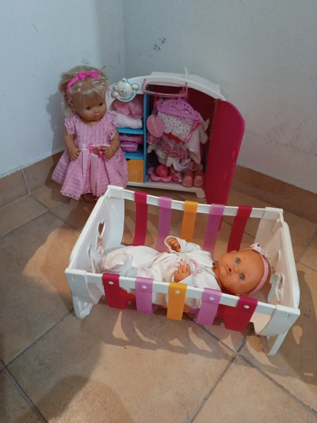 Lote 2 Nenuco Cuna y Armario con Ropa
