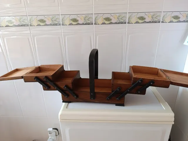 Costurero madera antiguo con asas