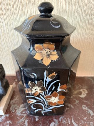 Jarrón de cristal negro con detalles dorados