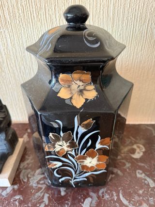 Jarrón de cristal negro con detalles dorados